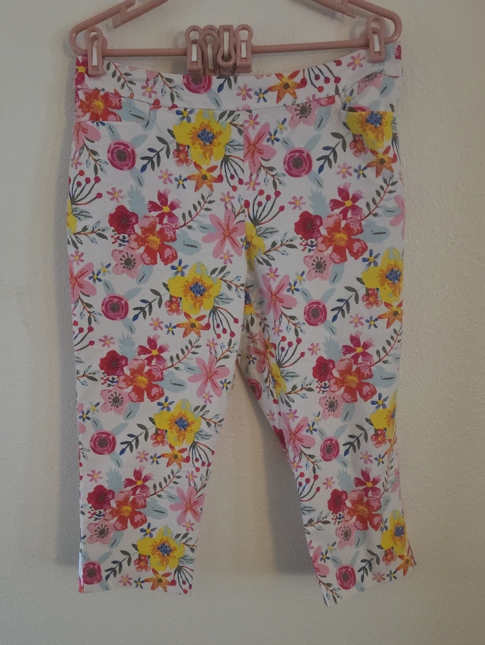 Time and Tru White Floral Capris with Pink & Yellow Flowers